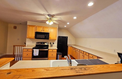 Melrose Casa | Spacious & Convenient 1BR unit-20min to Boston