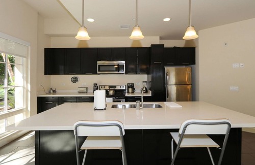 Downtown Apartamento | The Americana at Brand- Amplio 2 BR / 2BA con patio que conduce a la piscina.