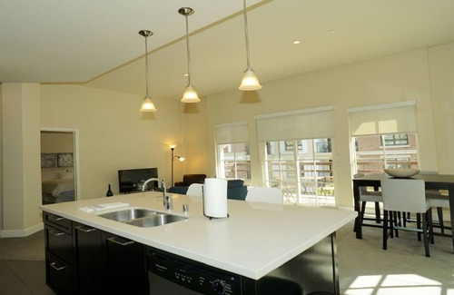 Downtown Apartamento | The Americana at Brand- Amplio 2 BR / 2BA con patio que conduce a la piscina.