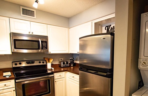 Wesley Chapel Condominio | Spacious Corner Unit – 3BR Ground-Floor Condo w/ 2 Patios, Smart TVs & Scenic Pond Views
