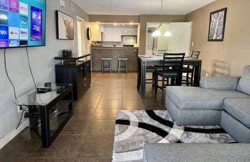 Wesley Chapel Condominio | Spacious Corner Unit – 3BR Ground-Floor Condo w/ 2 Patios, Smart TVs & Scenic Pond Views