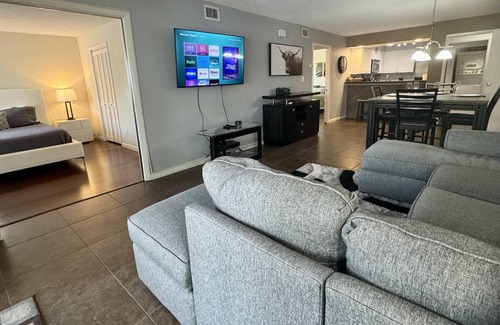 Wesley Chapel Condominio | Spacious Corner Unit – 3BR Ground-Floor Condo w/ 2 Patios, Smart TVs & Scenic Pond Views