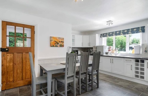 Kemerton Casa | Spacious Cotswolds House, Garden with Hot Tub
