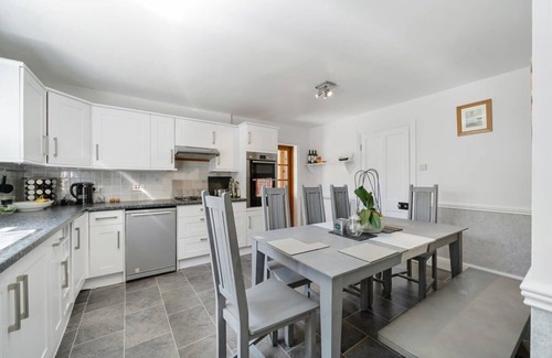 Kemerton Casa | Spacious Cotswolds House, Garden with Hot Tub