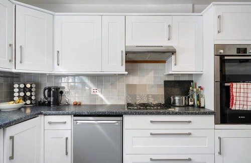 Kemerton Casa | Spacious Cotswolds House, Garden with Hot Tub