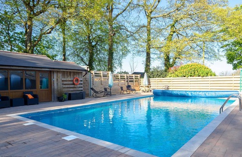 Falmouth Cabaña | Spacious cottage, sleeps 6, shared pool/hot tub nr Falmouth/Helford River