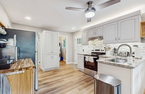 Gloversville Cabaña | Spacious cottage with deck, kayaks, private beach - in ADK Park