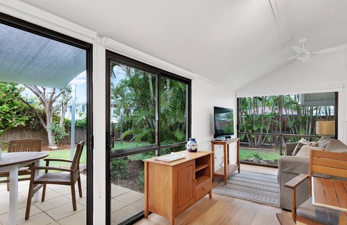 Sherwood Cabaña | Spacious cottage with large fenced yard. Private access / pets welcome / air con