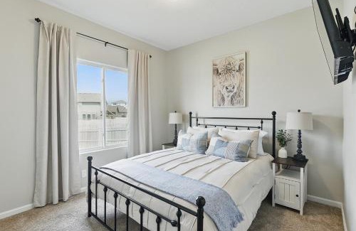 Papillion Casa | Spacious Country Farmhouse Retreat, Sleeps 16, Pool, Movie Room