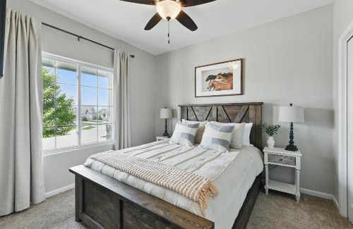 Papillion Casa | Spacious Country Farmhouse Retreat, Sleeps 16, Pool, Movie Room