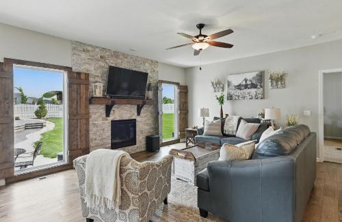 Papillion Casa | Spacious Country Farmhouse Retreat, Sleeps 16, Pool, Movie Room