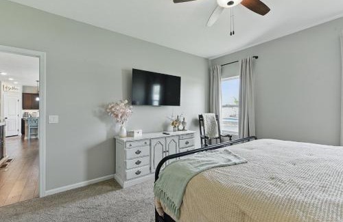 Papillion Casa | Spacious Country Farmhouse Retreat, Sleeps 16, Pool, Movie Room