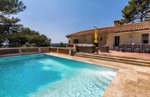 Velaux Apartamento | Spacious Countryside Villa with Heated Pool – Peaceful & Family-Friendly