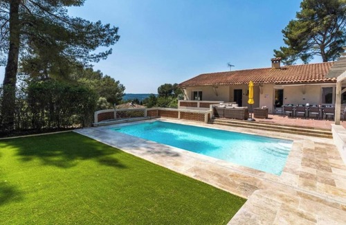 Velaux Apartamento | Spacious Countryside Villa with Heated Pool – Peaceful & Family-Friendly