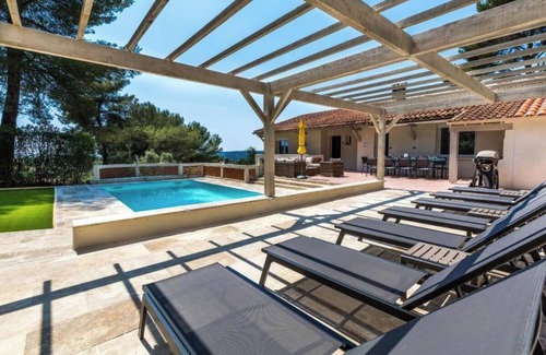 Velaux Apartamento | Spacious Countryside Villa with Heated Pool – Peaceful & Family-Friendly