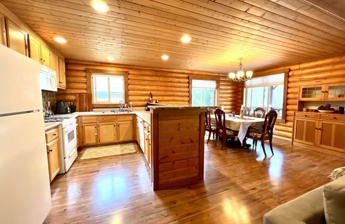 June Lake Cabina | Spacious & cozy 4 bedroom cabin w/ mountain views