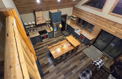 Westerose Cabina | Spacious & cozy 5-bedroom lakeview cabin on Pigeon Lake