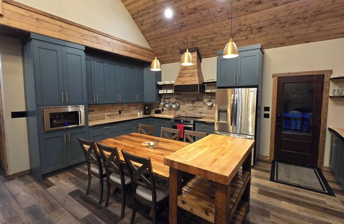 Westerose Cabina | Spacious & cozy 5-bedroom lakeview cabin on Pigeon Lake