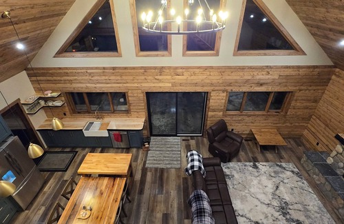 Westerose Cabina | Spacious & cozy 5-bedroom lakeview cabin on Pigeon Lake
