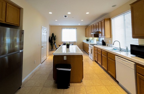 Fontana Casa | Spacious Cozy Home Near Almeria Park