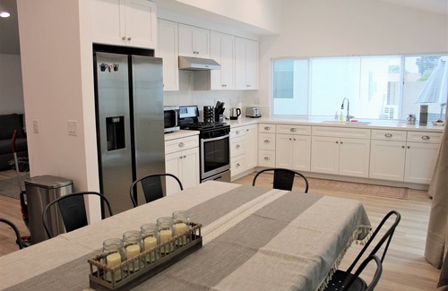 Santa Ana Casa | Spacious Cozy Modern New Built Family Home by Disneyland & Beaches