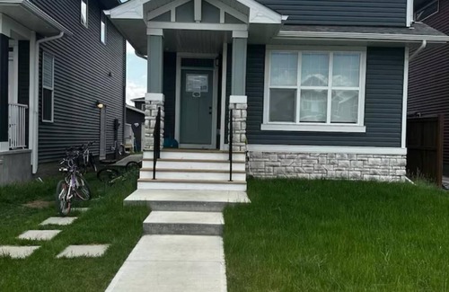 Chestermere Apartamento | Spacious & Cozy Private Room in a Family Home with Private Washroom.