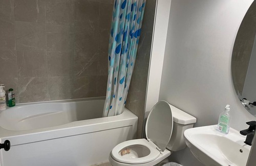 Chestermere Apartamento | Spacious & Cozy Private Room in a Family Home with Private Washroom.