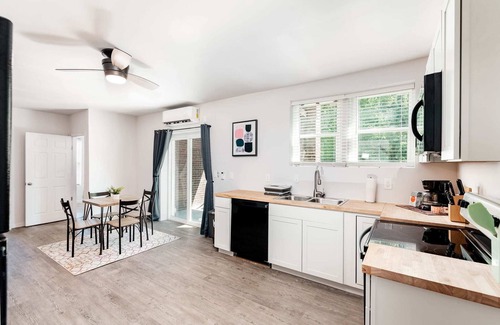 DeBaliviere Place Apartamento | Spacious Cozysuites 2BR Condo w/parking! 02
