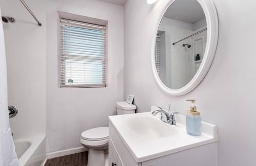 DeBaliviere Place Apartamento | Spacious Cozysuites 2BR Condo w/parking! 02
