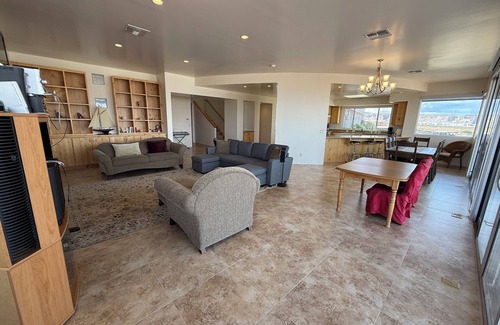 Greenehaven Casa | Spacious Custom Home - Lake Views - Hot Tub - Stargazing - Ping Pong