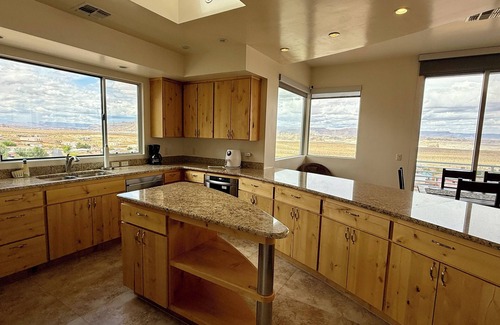 Greenehaven Casa | Spacious Custom Home - Lake Views - Hot Tub - Stargazing - Ping Pong