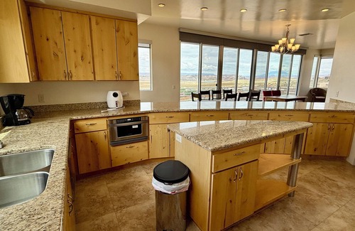 Greenehaven Casa | Spacious Custom Home - Lake Views - Hot Tub - Stargazing - Ping Pong