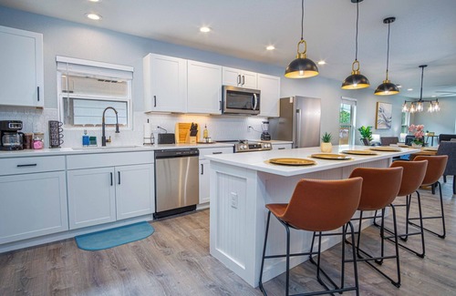 Near East Side Cabaña | Spacious Delightful 4 BR/ 3 BA Close to Downtown