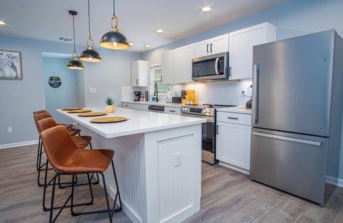 Near East Side Cabaña | Spacious Delightful 4 BR/ 3 BA Close to Downtown