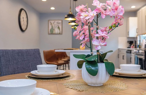 Near East Side Cabaña | Spacious Delightful 4 BR/ 3 BA Close to Downtown