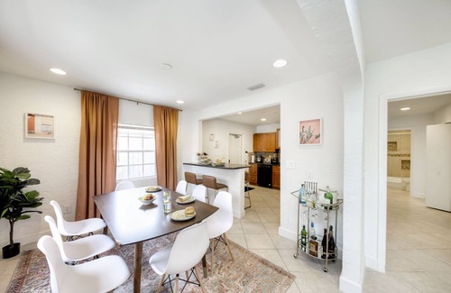 Southwest Casa | Spacious Designed House -Palm Wave Stays