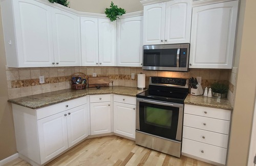 Meridian Casa | Spacious Designer Home-Hardwoods, Granite, Stainless, Patio & Access to 4 pools.