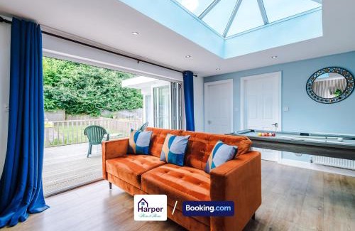 Buckley Casa | Spacious Detached Bungalow By Harperletting Short Lets & Serviced Accommodation Buckely With Pool table & Driveway
