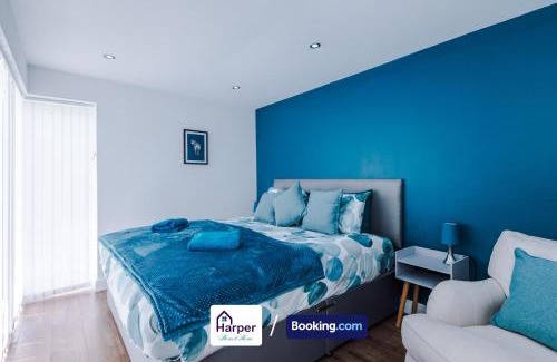 Buckley Casa | Spacious Detached Bungalow By Harperletting Short Lets & Serviced Accommodation Buckely With Pool table & Driveway