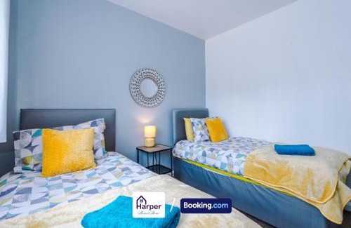 Buckley Casa | Spacious Detached Bungalow By Harperletting Short Lets & Serviced Accommodation Buckely With Pool table & Driveway