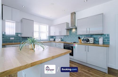 Buckley Casa | Spacious Detached Bungalow By Harperletting Short Lets & Serviced Accommodation Buckely With Pool table & Driveway