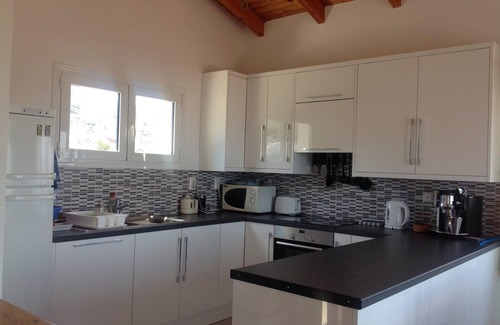 Kampia Casa | Espaciosa villa independiente con piscina privada y vistas panorámicas al mar y las montañas.