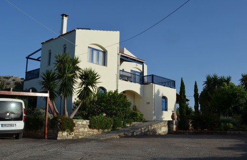 Kampia Casa | Espaciosa villa independiente con piscina privada y vistas panorámicas al mar y las montañas.
