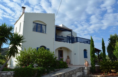 Kampia Casa | Espaciosa villa independiente con piscina privada y vistas panorámicas al mar y las montañas.