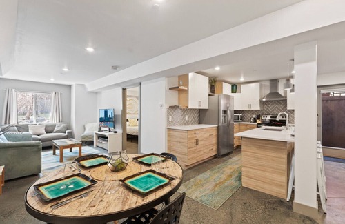 Old Town North Condominio | Spacious Dog-Friendly Jewel | Old Town North