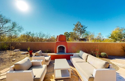 Tanque Verde Casa | Amplia casa para perros con patio cerrado, piscina privada y bañera de hidromasaje.