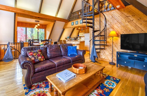 Franklin Cabina | Spacious, dog-friendly A-frame cabin with a furnished deck, gas fireplace, & AC