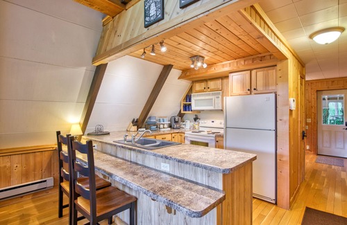 Franklin Cabina | Spacious, dog-friendly A-frame cabin with a furnished deck, gas fireplace, & AC