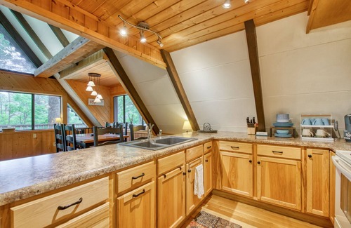 Franklin Cabina | Spacious, dog-friendly A-frame cabin with a furnished deck, gas fireplace, & AC