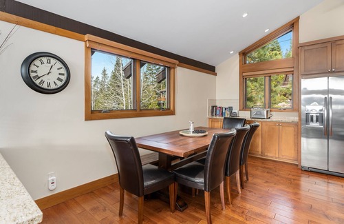 Lake Forest Cabina | Spacious Dollar Point Home| Lake Tahoe Views| Pool Table| Private Hot Tub